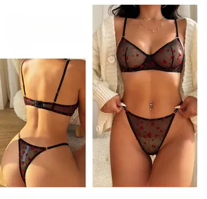 Vues avant et arrière de l'ensemble lingerie en tulle avec imprimé cœur rouge et dentelle