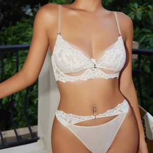Set lingerie sexy in pizzo floreale bianco con ricami e rete trasparente
