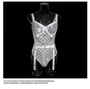 Detail van witte mesh body met beugelcups en gouden tailleketting voor dames
