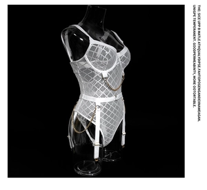 Detailweergave van witte mesh lingerie bodysuit met gouden metalen kettingaccenten