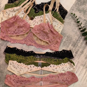 Elegante set di lingerie in pizzo francese con reggiseno non imbottito e slip in quattro colori