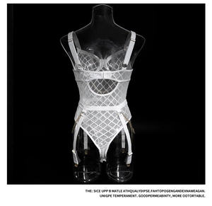 Detail van witte mesh bodysuit met gouden kettingen en open rug vetersluiting