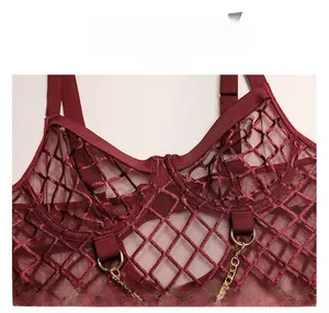 Detail van bordeauxrode mesh bodysuit met ruitjespatroon en gouden metalen ketting