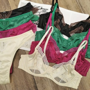 Ensemble lingerie avec soutiens-gorge en dentelle et satin armaturés en plusieurs couleurs