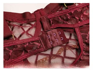 Detailweergave van de bordeauxrode kanten lingerie met verstelbare sluiting op de rug