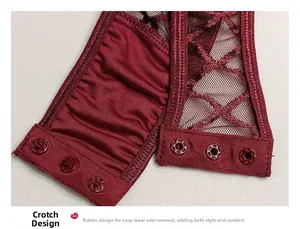 Detailopname van het wijnrode mesh lingerie kruis met drie stevige drukknoppen