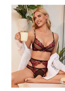 Detail eines schwarzen Lingerie-Sets mit Herz-Stickerei und feinen Strumpfbandgurten