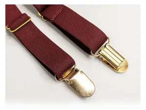 Detail van verstelbare jarretelbandjes met metalen gespen op wijnrode lingerie