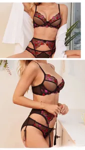 Detailansicht eines transparenten schwarzen Spitzen-Dessous-Sets mit Herzbestickung