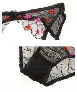 Detailansicht der schwarzen transparenten Mesh-Slips mit Spitzen und Herzstickerei