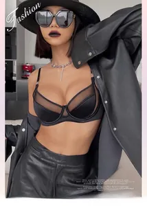 Dettaglio reggiseno in pizzo nero con mesh traslucido e fibbia in metallo dal look sexy