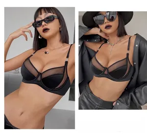 Dettaglio del reggiseno nero in mesh con anelli metallici e coppe con ferretto di sostegno