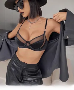 Dettaglio del reggiseno in mesh nero con ferretto e decorazioni ad anelli d'argento