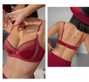 Vista dettagliata del reggiseno in raso rosso scuro con mesh e spalline regolabili