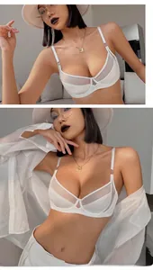 Dettaglio ravvicinato del reggiseno in rete bianca con ferretto e stile francese