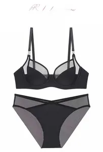Dettaglio del set di lingerie in mesh nero con fibbie in metallo argentato