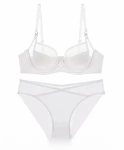Dettaglio di un set di lingerie in rete bianca con ferretto morbido e tessuto velato