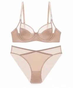Dettaglio del set intimo in mesh color nudo con coppe ultra-sottili e anelli in metallo