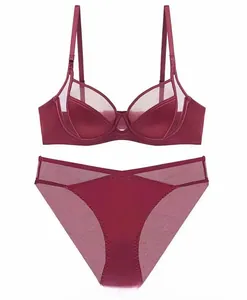 Dettaglio del set di lingerie bordeaux con tessuto liscio e inserti in rete trasparente