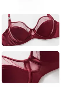Dettaglio del tessuto a rete rosso vino e raso su un reggiseno con ferretto