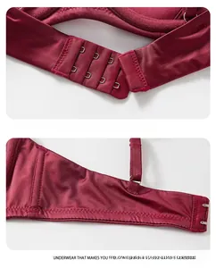 Dettaglio del reggiseno in raso rosso vino con chiusura a quattro file e spalline regolabili
