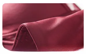 Dettaglio macro del tessuto liscio rosso per lingerie con cuciture piatte e rifinite