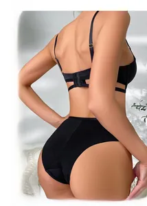 Achteraanzicht van een sexy zwart kanten lingeriesetje met kruisbandjes en hoge taille slip