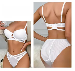 Detailoverzicht witte push-up bh-set met strappy kruisontwerp en fijne mesh-structuur
