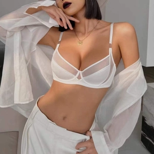Reggiseno bianco in rete trasparente con ferretto e spalline regolabili su modella