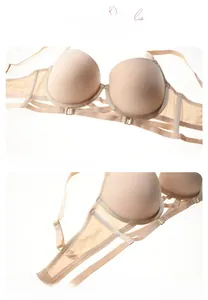Detailopname van de naadloze beige bh met uitsnijdingen en gouden metalen verstelgespen