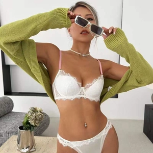 Dreiteiliges französisches Spitzen-Dessous-Set mit weißem BH und grünem Cardigan