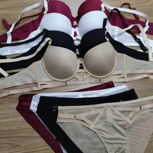 Naadloze push-up bh-set met sexy kruisbandjes en mesh-panelen in vier kleuren