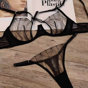 Set di lingerie sexy in pizzo nero con reggiseno a spalline e perizoma in rete