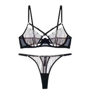 Ensemble lingerie en dentelle noire sexy avec soutien-gorge en résille et string
