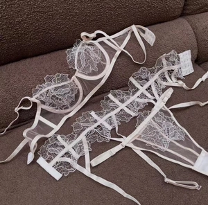 Conjunto de lencería de 3 piezas en encaje floral blanco con liguero y malla