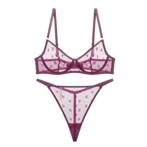 Franse kanten lingerieset in pruimpaars met delicate rode strikpatronen