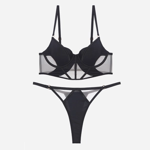 Set lingerie sexy in rete nera con reggiseno con ferretto e perizoma coordinato