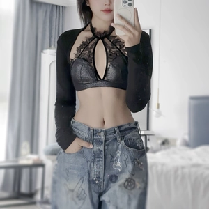 Dettagli della bralette in pizzo nero stile francese con jeans in denim stampato