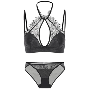Dettaglio del set di lingerie in pizzo nero con reggiseno allacciato al collo e rete texture