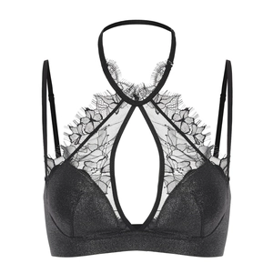 Dettaglio del bralette in pizzo nero con scollo all'americana e tessuto metallico lucido