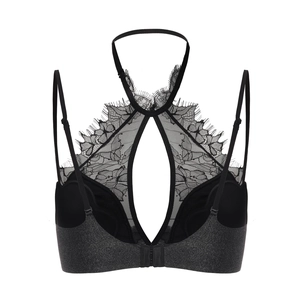 Dettaglio del bralette in pizzo nero con scollo all'americana e intaglio a goccia
