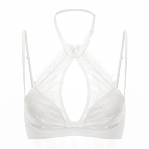 Dettaglio reggiseno a fascia in pizzo bianco con elegante apertura a goccia e ricami