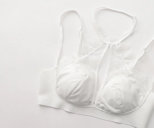 Dettaglio della bralette in pizzo bianco con bordo a ciglia e spalline regolabili