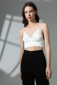 Dettaglio del bralette in raso bianco con scollo a V e spalline sottili dal finish lucido