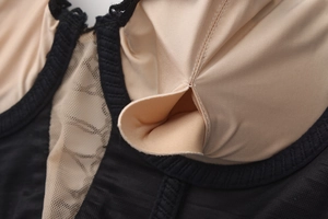Dettaglio del corsetto in pizzo con tasca interna per imbottiture estraibili del reggiseno