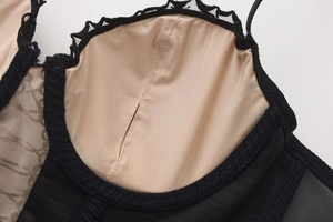 Dettaglio di pizzo floreale e fessura per imbottitura rimovibile su corsetto vintage
