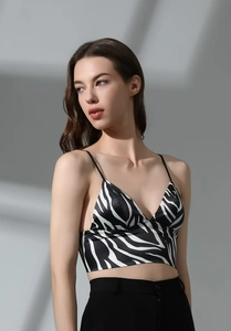 Dettaglio di bralette in raso con stampa zebra in stile francese con spalline sottili