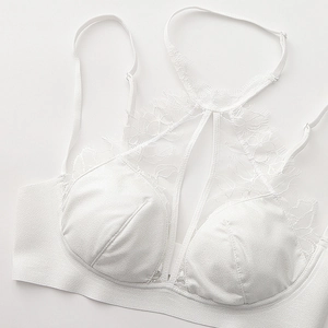 Reggiseno bianco in pizzo stile francese con scollo all'americana e dettagli traforati