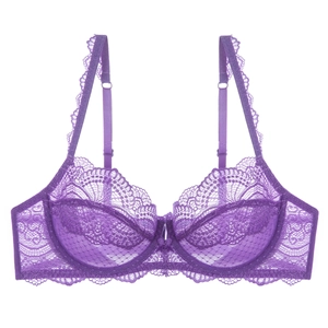 Soutien-gorge en dentelle violette avec armatures et bretelles réglables sur fond blanc