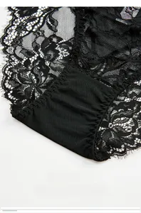 Détail rapproché de la dentelle florale noire et des bordures délicates de cette culotte